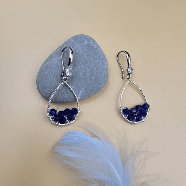 Boucles d’oreilles argentées en forme de goutte d’eau avec perles bleu royal