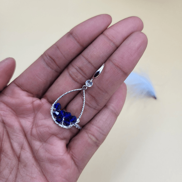 Boucles d’oreilles argentées en forme de goutte d’eau avec perles bleu royal
