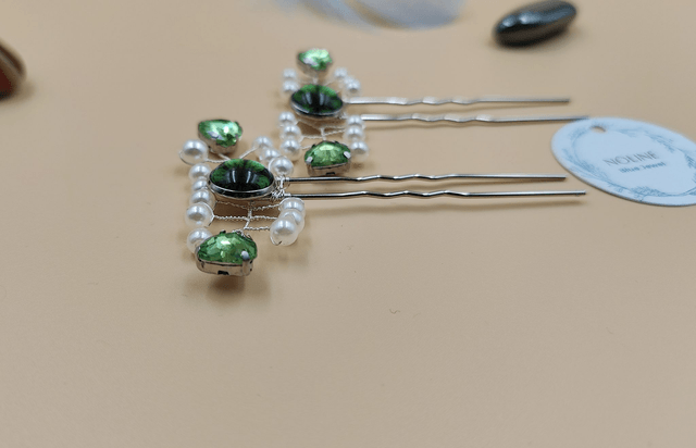 Lot de deux épingles avec perles blanches, cristaux et cabochons en bleu ou vert, perles cheveux cristaux en forme de cœur bleu ou vert