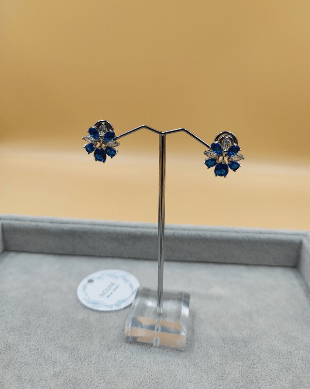Boucles d'oreilles forme fleur bleu saphir et cristal effet diamant clair, boucles d'oreilles de mariée