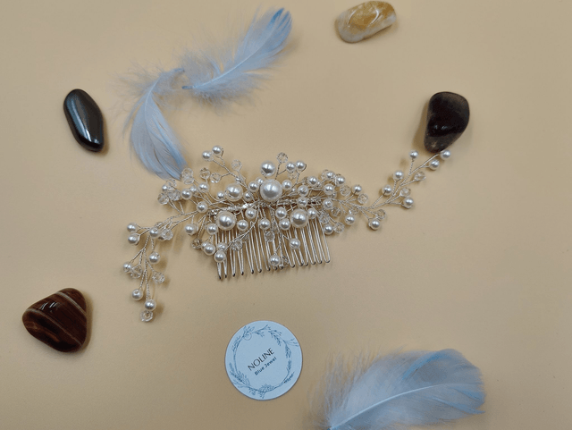 Peigne à cheveux perles et strass clair, bijoux pour chignon, accessoire cheveux blanc, peigne à cheveux fil argenté