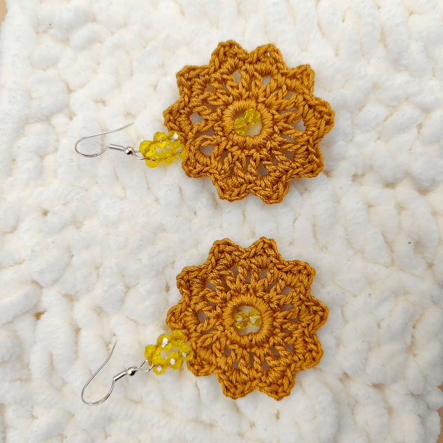 Boucles d’oreilles au crochet avec perles - 6 couleurs disponibles : bleu clair, bleu foncé, vert, rouge, jaune moutarde, beige