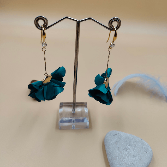 Boucles d’oreilles pendantes argentées avec petits froufrous - 4 couleurs au choix : rouge bordeaux, bleu royal, noir ou vert émeraude