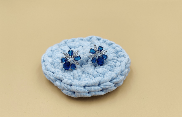 Boucles d'oreilles forme fleur bleu saphir et cristal effet diamant clair, boucles d'oreilles de mariée
