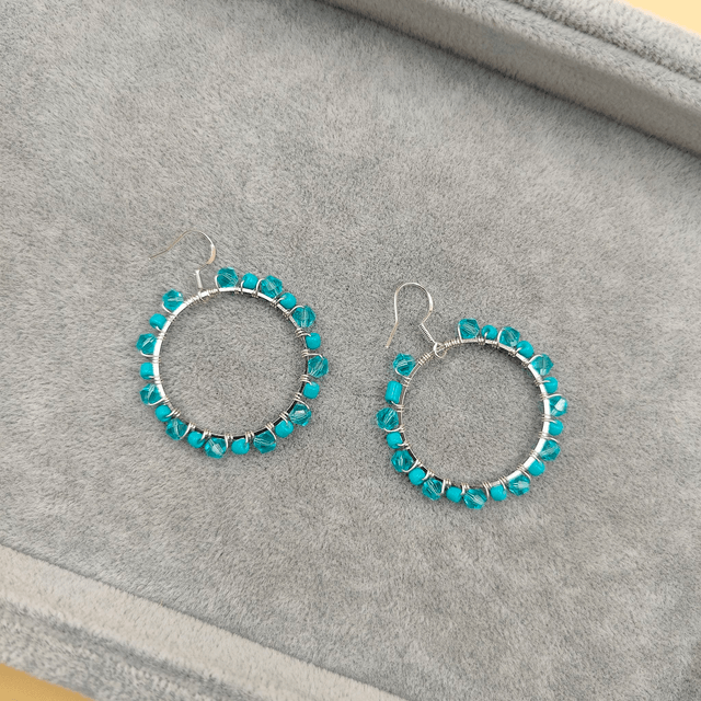 Boucles d’oreilles créoles argentées avec perles colorées - 7 couleurs au choix : vert, beige, rouge, bleu clair, jaune, bleu foncé, ou violet