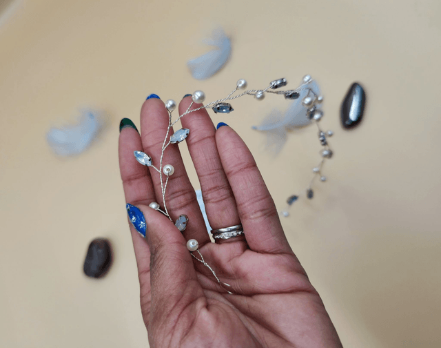 Serre-tête argenté orné de perles blanches et de strass  bleu opale