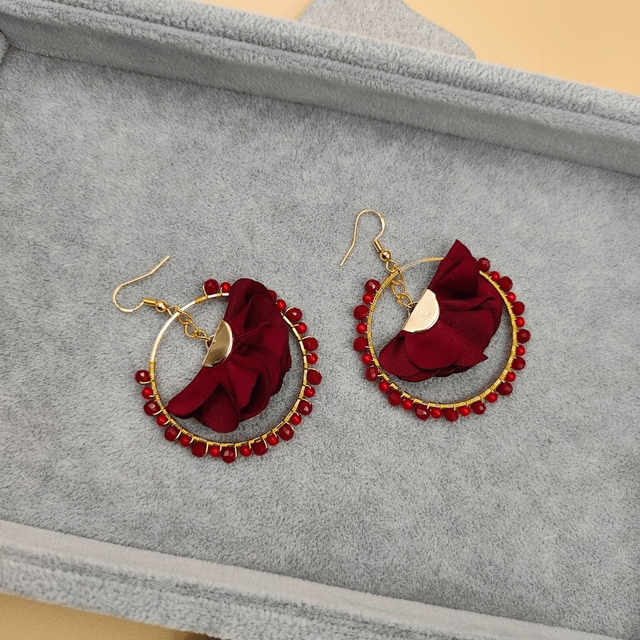 Grandes boucles d’oreilles créoles dorées avec perles et froufrous - 5 couleurs au choix : vert, rouge bordeaux, noir, bleu ou jaune 