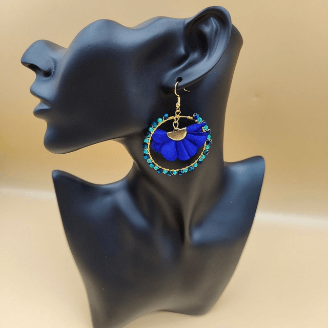 Grandes boucles d’oreilles créoles dorées avec perles et froufrous - 5 couleurs au choix : vert, rouge bordeaux, noir, bleu ou jaune 