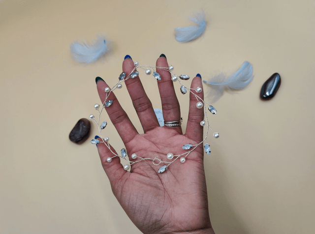 Serre-tête argenté orné de perles blanches et de strass  bleu opale
