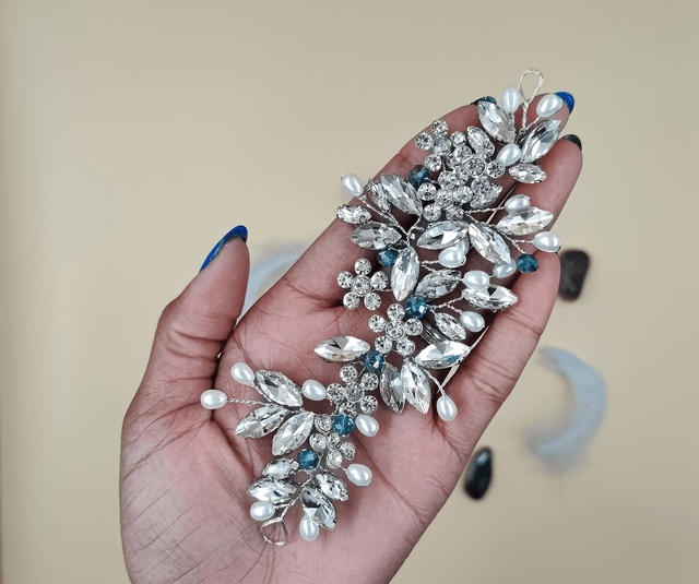 candeau de cheveux en fil d'argent ornés de cristal bleu et perles blanches