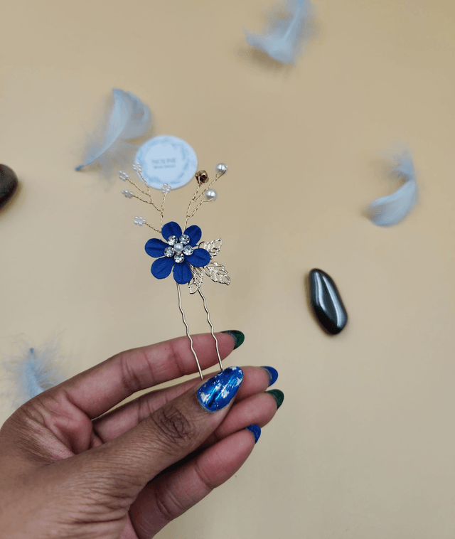 lot de deux modèle d' épingles à cheveux fleurs bleu. Lot de deux pics à cheveux