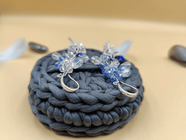 Boucles d'oreilles pendante strass bleu et perles de cristaux