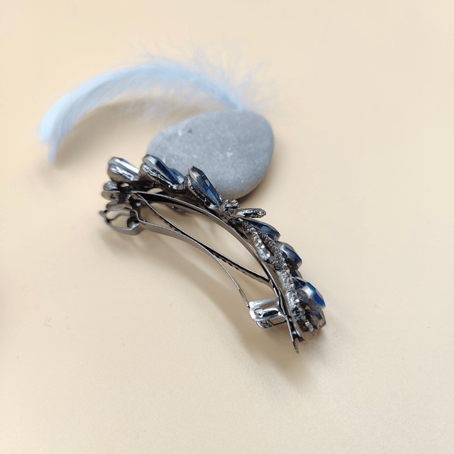 Barrette noire en forme de nœud avec strass bleus - Accessoire élégant et raffiné pour cheveux