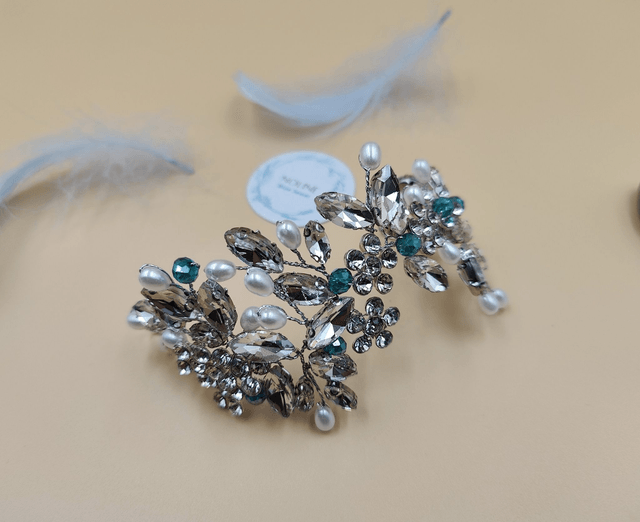 candeau de cheveux en fil d'argent ornés de cristal bleu et perles blanches