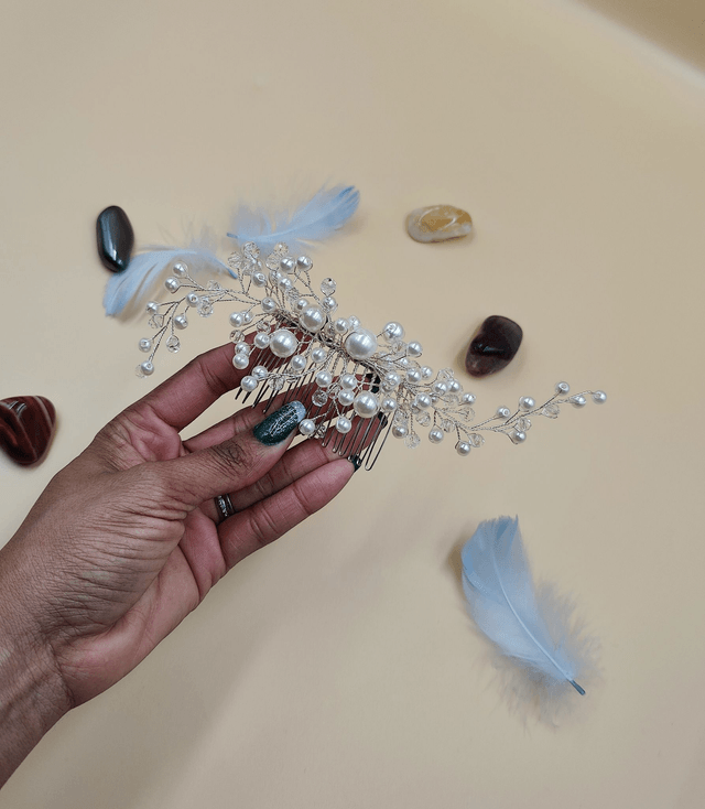 Peigne à cheveux perles et strass clair, bijoux pour chignon, accessoire cheveux blanc, peigne à cheveux fil argenté