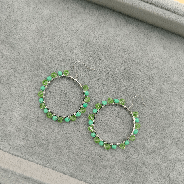 Boucles d’oreilles créoles argentées avec perles colorées - 7 couleurs au choix : vert, beige, rouge, bleu clair, jaune, bleu foncé, ou violet