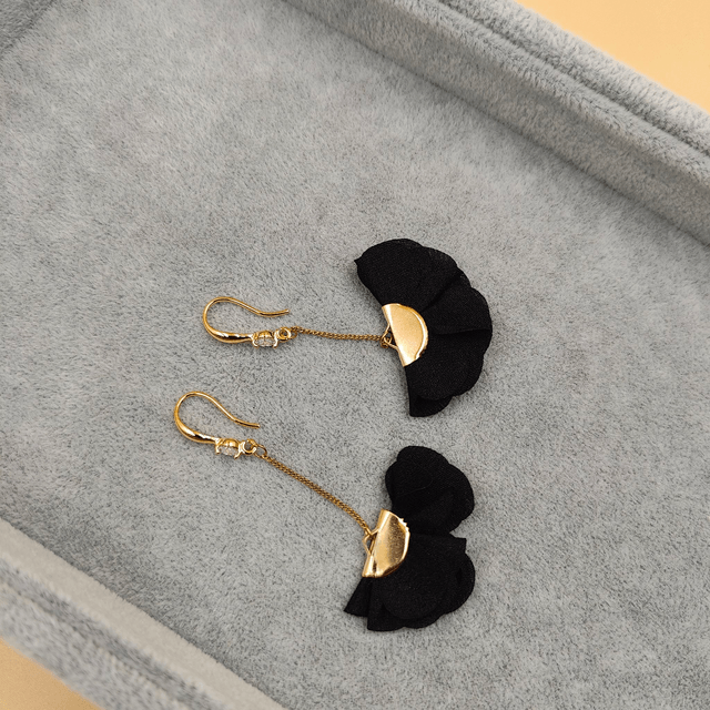 Boucles d’oreilles pendantes argentées avec petits froufrous - 4 couleurs au choix : rouge bordeaux, bleu royal, noir ou vert émeraude