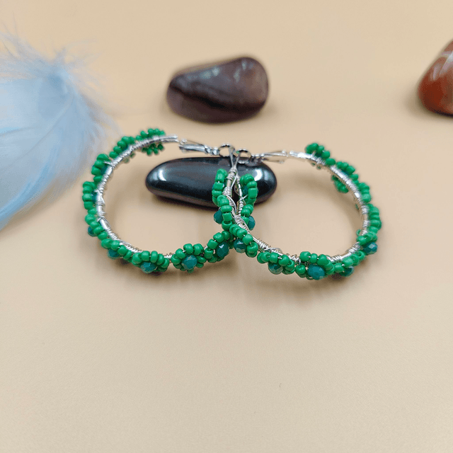 Boucles d’oreilles créoles argentées avec perles vertes en forme de petites fleurs