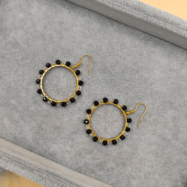 Boucles d’oreilles créoles dorées taille moyenne avec perles colorées - 5 couleurs au choix : vert, noir, rouge, bleu clair ou jaune