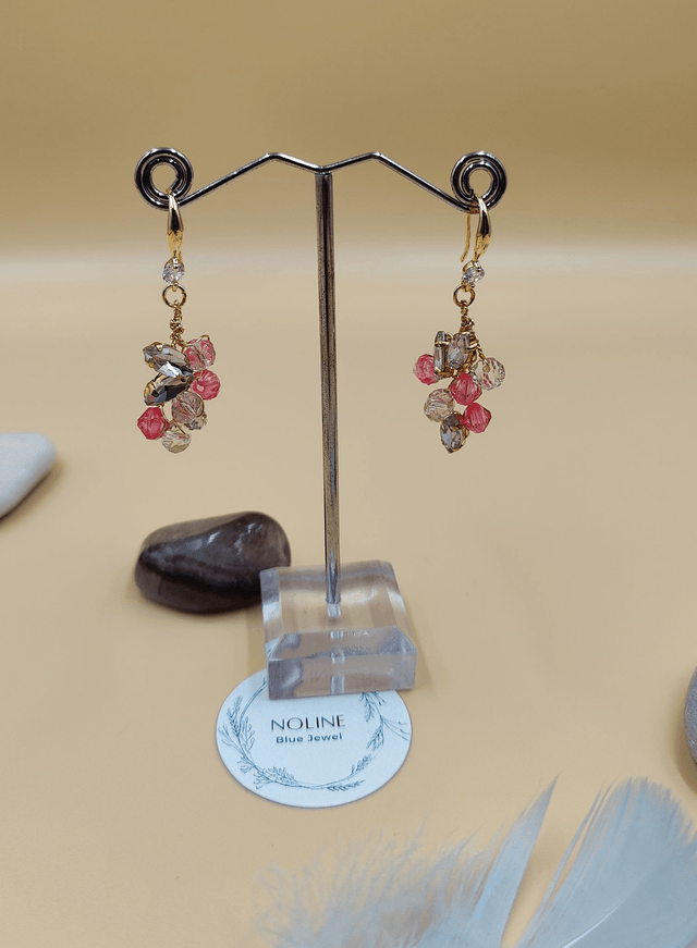 Boucles d'oreilles pendante dorée strass bleu clair et perles roses
