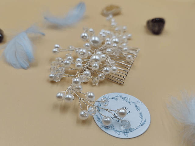 Peigne à cheveux perles et strass clair, bijoux pour chignon, accessoire cheveux blanc, peigne à cheveux fil argenté