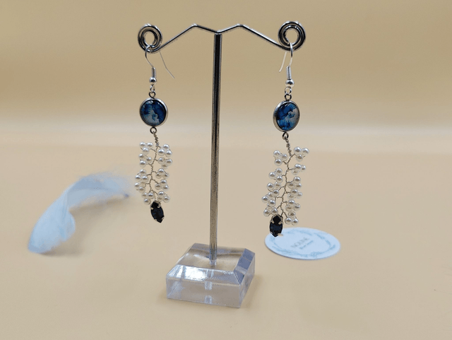Boucles d’oreilles pendantes argentées avec cabochon abstrait bleu, perles blanche et strass bleue foncé