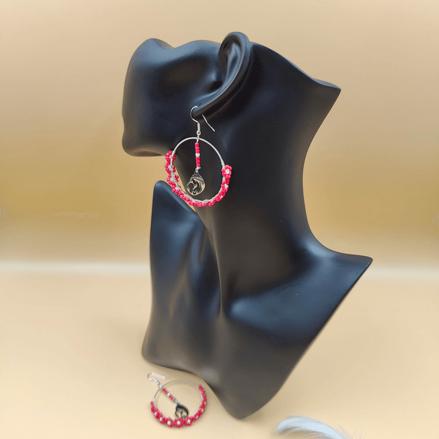 Boucles d’oreilles créoles argentées avec perles rouges en fleurs et pendentif mère et enfant