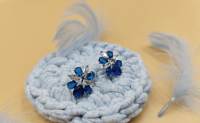 Boucles d'oreilles forme fleur bleu saphir et cristal effet diamant clair, boucles d'oreilles de mariée