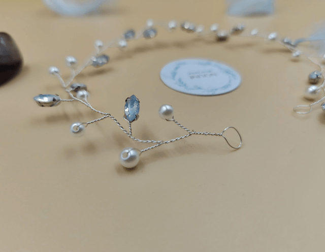 Serre-tête argenté orné de perles blanches et de strass  bleu opale