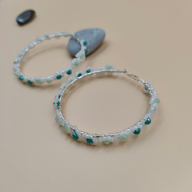 Grandes boucles d’oreilles créoles argentées avec perles claires et vertes en forme de fleurs