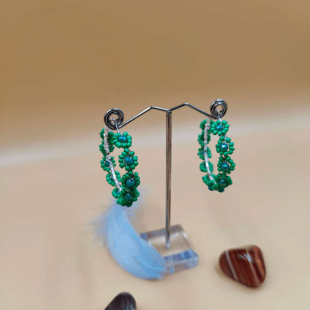Boucles d’oreilles créoles argentées avec perles vertes en forme de petites fleurs