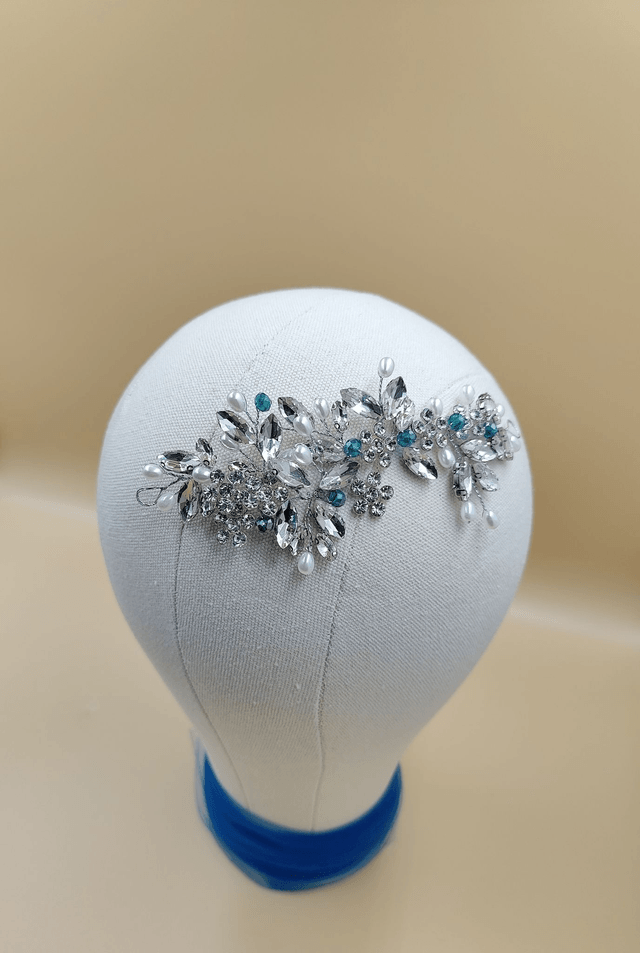 candeau de cheveux en fil d'argent ornés de cristal bleu et perles blanches