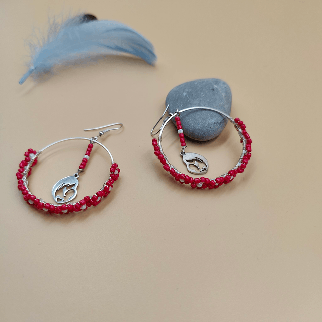Boucles d’oreilles créoles argentées avec perles rouges en fleurs et pendentif mère et enfant