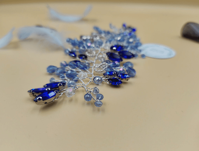 Bandeau de cheveux strass bleu et perles clair, bijou de cheveux pour mariée