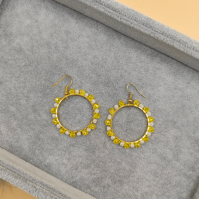 Boucles d’oreilles créoles dorées taille moyenne avec perles colorées - 5 couleurs au choix : vert, noir, rouge, bleu clair ou jaune