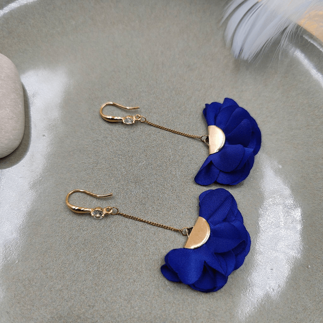 Boucles d’oreilles pendantes argentées avec petits froufrous - 4 couleurs au choix : rouge bordeaux, bleu royal, noir ou vert émeraude