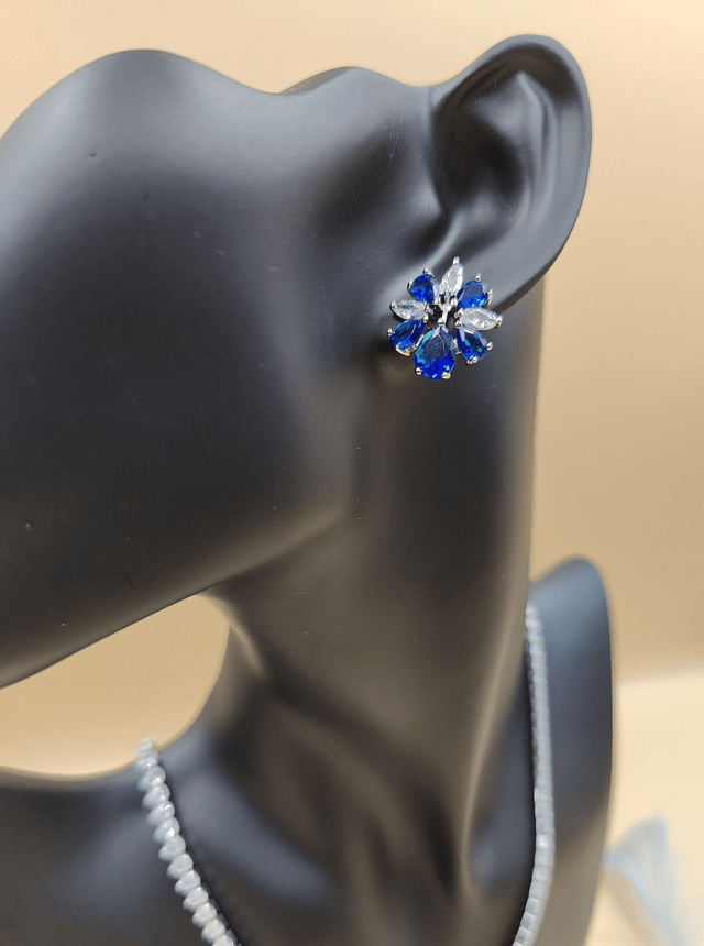 Boucles d'oreilles forme fleur bleu saphir et cristal effet diamant clair, boucles d'oreilles de mariée