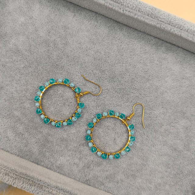 Boucles d’oreilles créoles dorées taille moyenne avec perles colorées - 5 couleurs au choix : vert, noir, rouge, bleu clair ou jaune