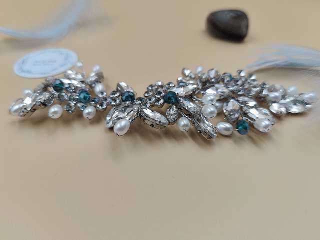 candeau de cheveux en fil d'argent ornés de cristal bleu et perles blanches