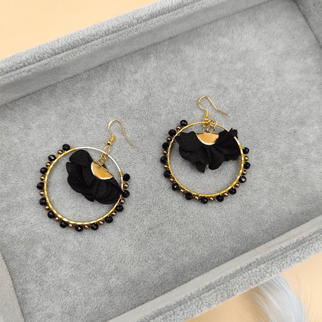 Grandes boucles d’oreilles créoles dorées avec perles et froufrous - 5 couleurs au choix : vert, rouge bordeaux, noir, bleu ou jaune 