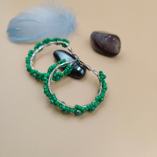 Boucles d’oreilles créoles argentées avec perles vertes en forme de petites fleurs