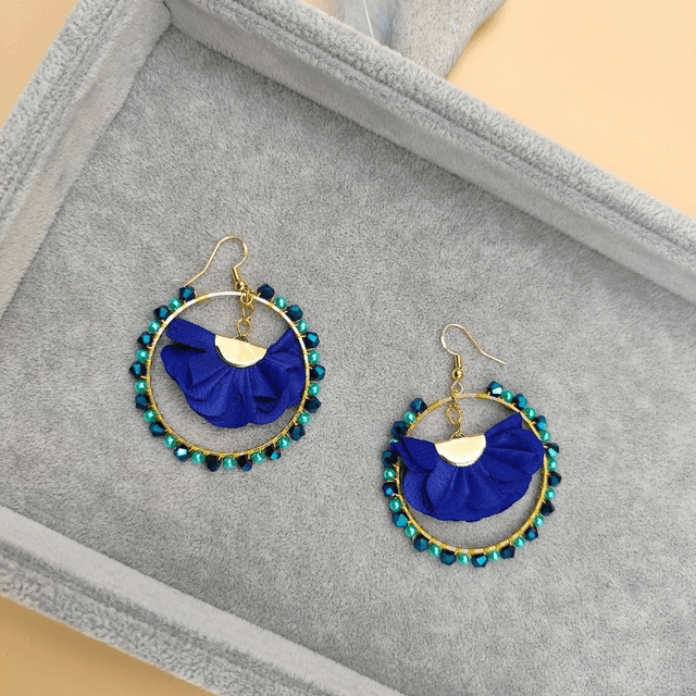 Grandes boucles d’oreilles créoles dorées avec perles et froufrous - 5 couleurs au choix : vert, rouge bordeaux, noir, bleu ou jaune 