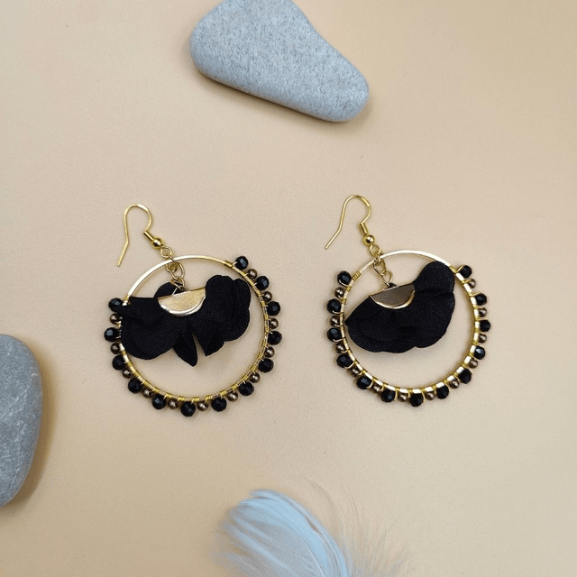 Grandes boucles d’oreilles créoles dorées avec perles et froufrous - 5 couleurs au choix : vert, rouge bordeaux, noir, bleu ou jaune 