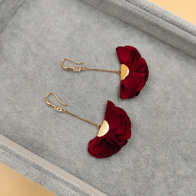Boucles d’oreilles pendantes argentées avec petits froufrous - 4 couleurs au choix : rouge bordeaux, bleu royal, noir ou vert émeraude