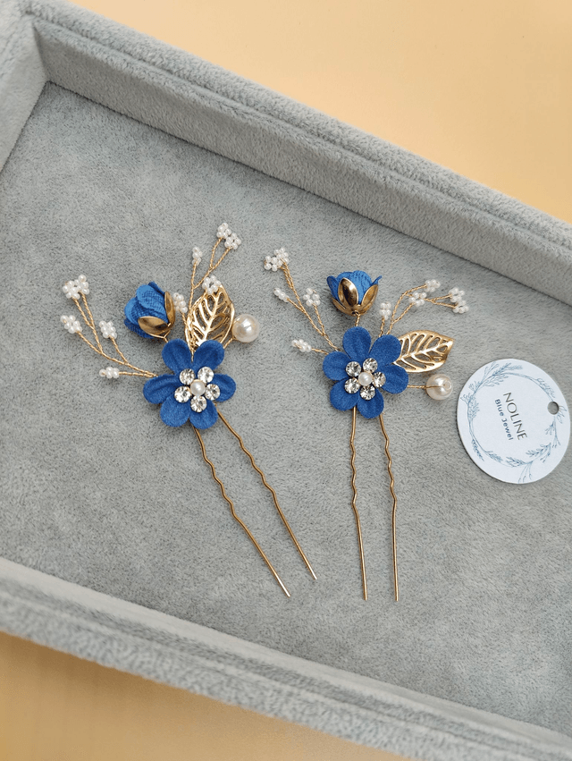 lot de deux modèle d' épingles à cheveux fleurs bleu. Lot de deux pics à cheveux