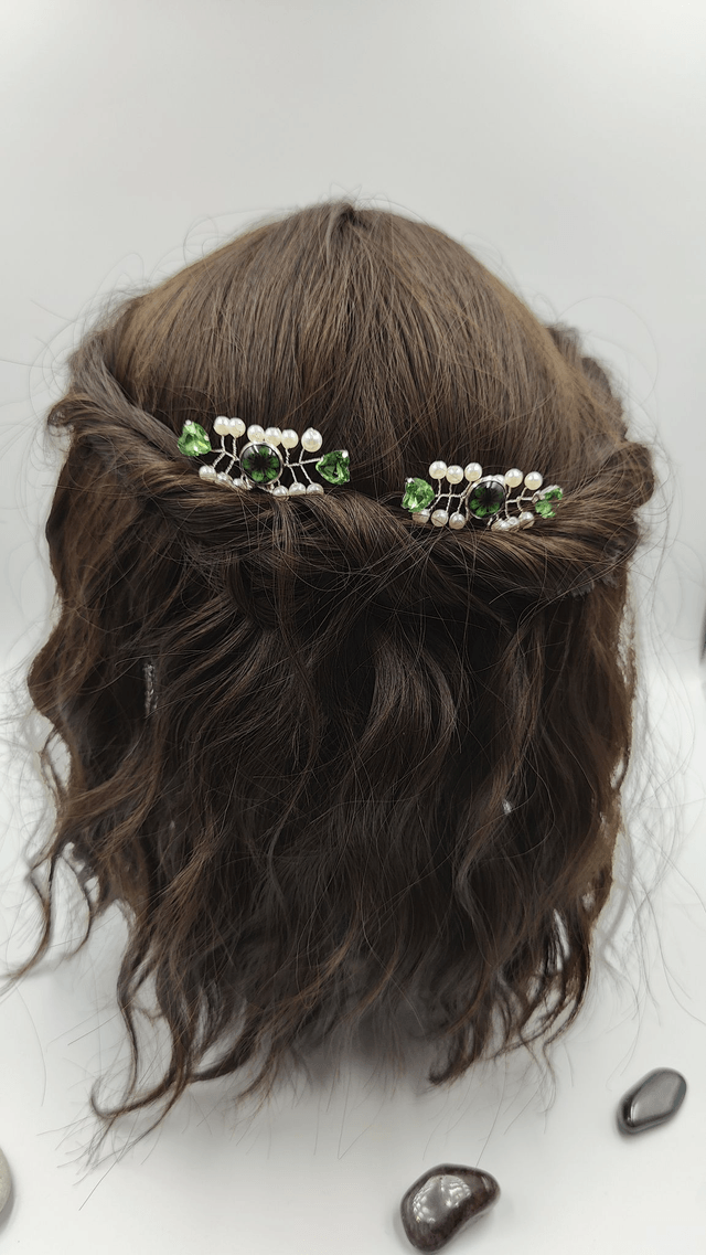 Lot de deux épingles avec perles blanches, cristaux et cabochons en bleu ou vert, perles cheveux cristaux en forme de cœur bleu ou vert