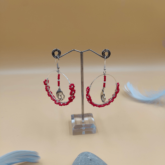 Boucles d’oreilles créoles argentées avec perles rouges en fleurs et pendentif mère et enfant
