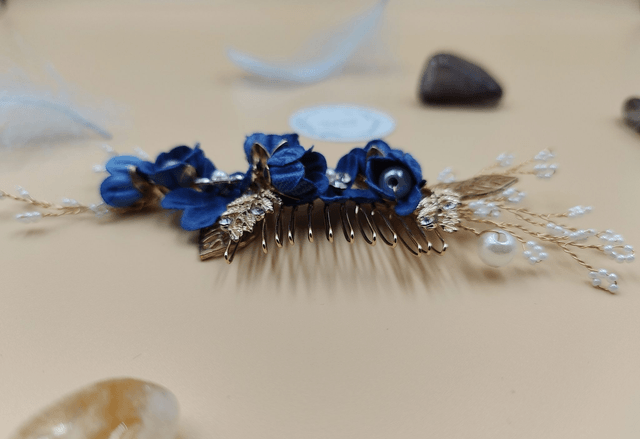 Peigne cheveux fleurs bleu clair, bijou cheveux motif fleurs et feuilles doré, accessoire de coiffure pour mariée