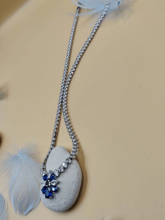 Collier fleur bleu saphir et cristaux clair effet diamant, collier de mariage