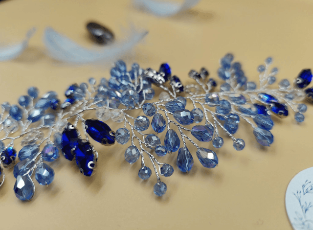 Bandeau de cheveux strass bleu et perles clair, bijou de cheveux pour mariée
